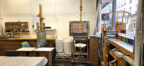 Chevalets et matériel de l'atelier, côté vitrine