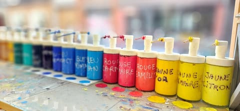 Les flacons de peinture de l'atelier, rangés par couleur