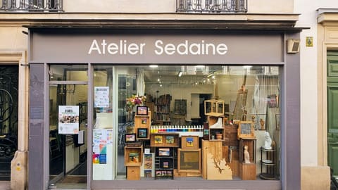 La vitrine de l'Atelier Sedaine, 59 rue Sedaine à Paris